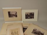 cinq vieilles photographies représentant des bâtiments et un pont sont disposées sur une table