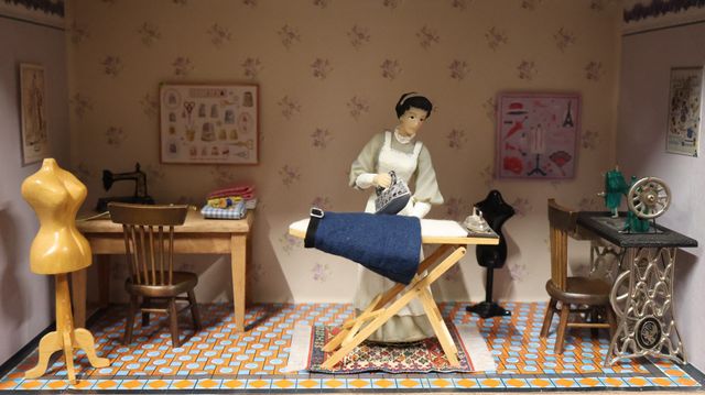 Diorama. Composition miniature, dans une vitrine en bois, vitre e...