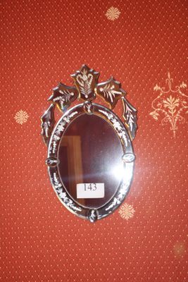 un miroir accroché au mur d'une pièce