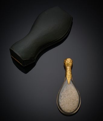 un gros plan d'une cuillère remplie de sucre à côté d'une paire de chaussures