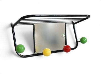un miroir accroché au mur avec des boules