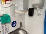 un évier et un robinet dans un coin de la pièce
