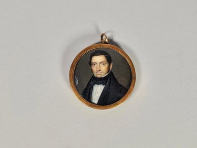 portrait d'un homme en smoking et nœud papillon