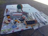 une table sur laquelle se trouvent de nombreux objets
