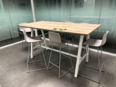 une table entourée de quatre chaises dans une pièce