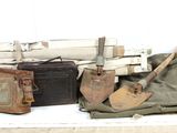 une pile de bagages posée sur une table