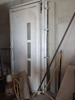 une pièce avec une porte et quelques outils à l'intérieur