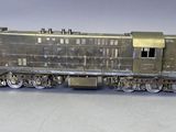 un petit train posé sur une table