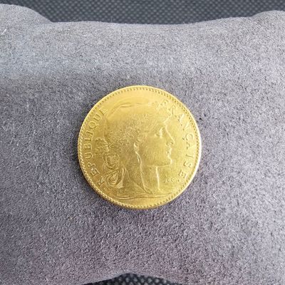 une pièce d'or posée sur un oreiller