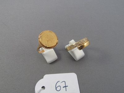 deux bagues et une pièce d'or posées sur une table