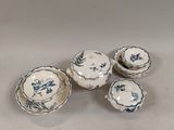 quatre petits plats et tasses bleus et blancs posés sur une table
