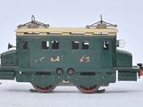 trois petits trains assis côte à côte sur une surface blanche