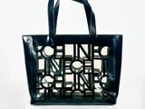 Le sac noir est posé sur une table blanche.