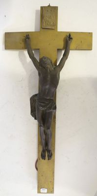une statue de Jésus sur la croix accrochée au mur