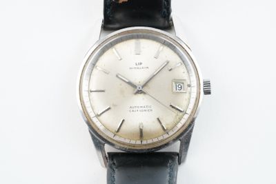 l'image d'une montre sur une surface blanche