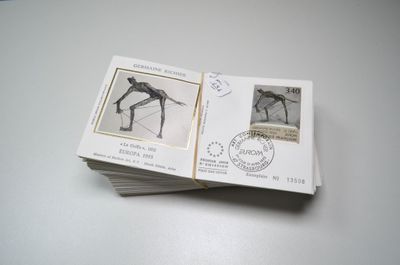 une pile de timbres représentant un homme sur un skateboard