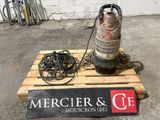 un « propanène » posé sur une palette, à côté d'un panneau portant l'inscription « Mercierr & Co »