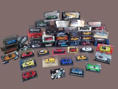 de nombreux types de voitures-jouets dans une vitrine