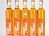 quatre bouteilles de vin orange avec un cactus sur l'étiquette