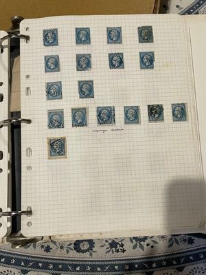 un cahier orné de timbres, posé sur une table