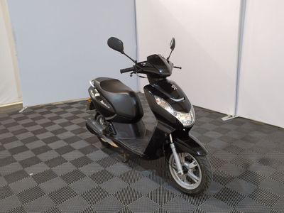 un scooter garé dans une pièce