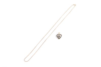 une image représentant un collier et un pendentif en forme de cœur sur fond blanc