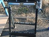 un banc en métal muni d'une poignée bleue
