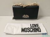 Pochette Moschino noire avec une bandoulière en chaîne dorée