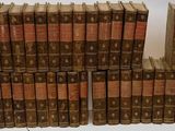 une pile de livres empilés les uns sur les autres sur une table