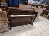 un piano posé au milieu d'une pièce
