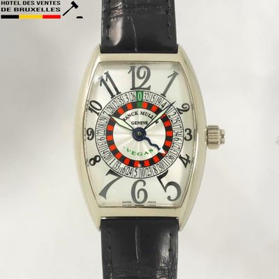 une image d'un gros plan d'une montre-bracelet sur un fond blanc