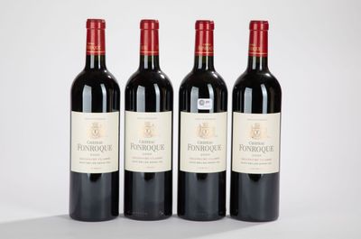 trois bouteilles de vin rouge posées sur une table