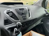 une boîte de nourriture sur le siège conducteur d'une voiture