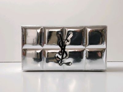 Boîte à maquillage matelassée argentée YVES SAINT LAURENT BE… - Photo 1