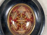 une assiette noire ornée d'un motif doré et rouge