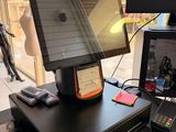 un bureau sur lequel se trouvent un écran, un clavier et un téléphone portable
