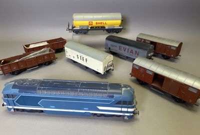 plusieurs petits trains sont alignés sur une surface blanche