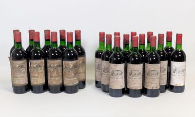 plusieurs bouteilles de vin sont alignées sur une surface blanche