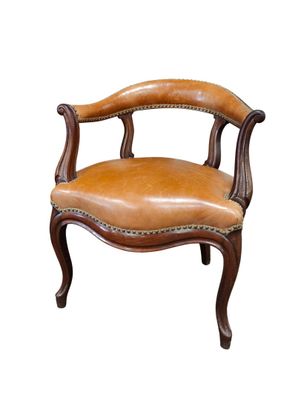 une image d'une chaise en bois avec une assise en cuir marron
