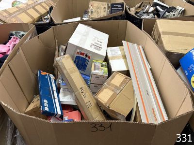 une boîte remplie d'objets divers dans une pièce