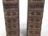 une paire de livres anciens reliés en cuir, ornés de motifs décoratifs