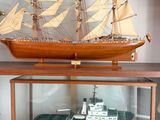 une maquette de bateau dans un coffret posé sur une table