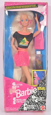 poupée Barbie avec une jupe rose et un t-shirt, dans une boîte