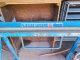 a sign that says please leggere on the side of a blue cart