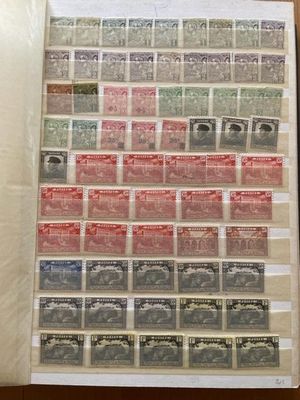une importante collection de timbres, présentés dans un album