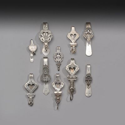 beaucoup de cuillères en argent et de cuillères à soupe sur une table