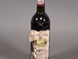 une bouteille de vin posée sur une table