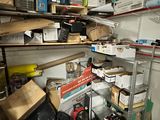 une pièce remplie de nombreux cartons et de boîtes sur les étagères