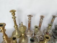Ensemble de 12 bougeoirs et lampes à huiles en étain et bron… (photo 3)