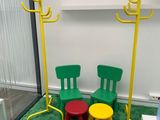 deux chaises et une table dans une pièce recouverte d'une moquette verte